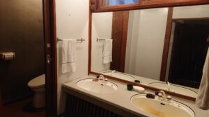 地下の男性用洗面所とトイレ(2 箇所)