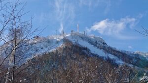 小屋から望む手稲山山頂(山頂は稜線の右端)