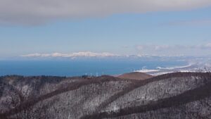 パラダイスヒュッテ付近から望む石狩湾と暑寒連峰